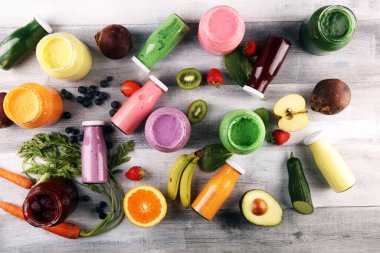 Sebzelerden, yeşilliklerden, meyvelerden ve meyvelerden gelen çok renkli meyve suları, sağlıklı besin kaynakları. Detoks ve diyet, temiz yemek, sağlıklı yaşam tarzı konsepti