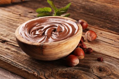 Ev yapımı fındık kabın içine yayılmış. Fındıklı fındık kreması..