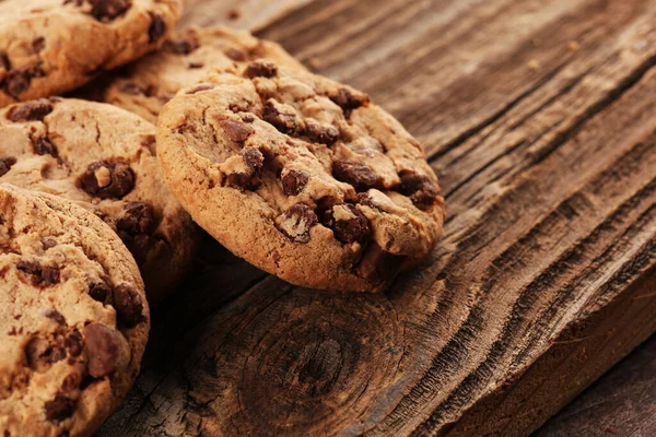 Galletas Chocolate Sobre Mesa Madera Galletas Con Chispas Chocolate Grabadas — Foto de Stock