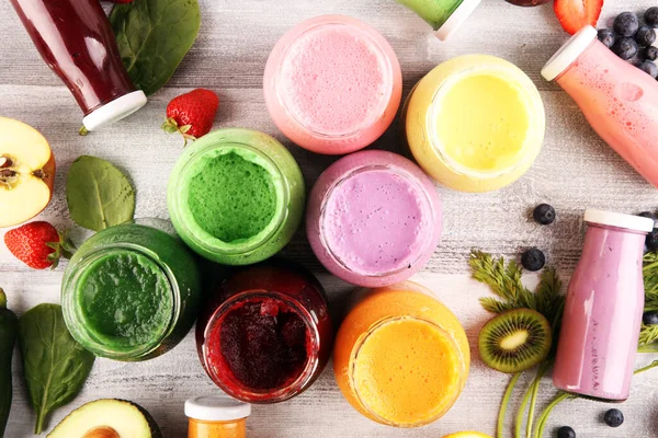 果物や果実 健康的な食品の背景からの多色のスムージーやジュース デトックスと食事 きれいな食事 健康的なライフスタイルの概念 — ストック写真