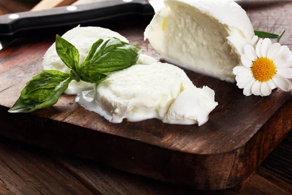 Mozzarella Mâncare Tradițională Italiană Mozzarella Buffalo Italiană Brânză Moale Busuioc — Fotografie, imagine de stoc