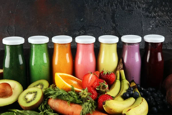 Smoothies Multicoloridos Sucos Legumes Verduras Frutas Bagas Fundo Comida Saudável — Fotografia de Stock