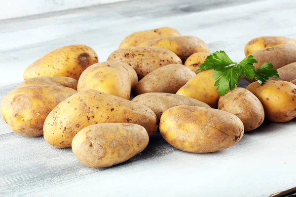Kartoffelstapel Liegen Auf Holzbrettern Frische Kartoffeln Auf Rustikalem Hintergrund — Stockfoto