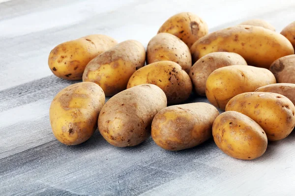 Montón Papas Tumbadas Tablas Madera Patata Fresca Sobre Fondo Rústico — Foto de Stock