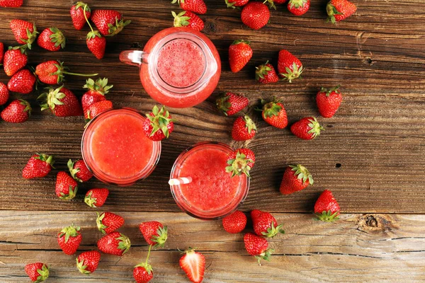 Ett Glas Söt Färsk Jordgubbsjuice Och Färska Jordgubbar Bordet Friska — Stockfoto