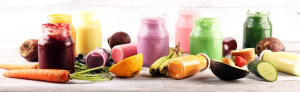Smoothies Multicoloridos Sucos Legumes Verduras Frutas Bagas Fundo Comida Saudável — Fotografia de Stock