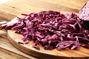 Doğranmış taze kırmızı lahana. Mor lahana salatası ya da lahana salatası pişirmek için dilimlenmiş sebze hazırlayın. Ev yapımı taze yiyecek konsepti.