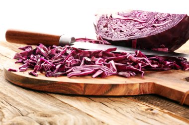 Doğranmış taze kırmızı lahana. Mor lahana salatası ya da lahana salatası pişirmek için dilimlenmiş sebze hazırlayın. Ev yapımı taze yiyecek konsepti.