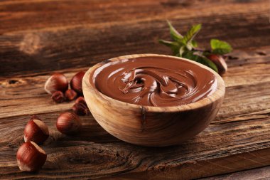 Ev yapımı fındık kabın içine yayılmış. Fındıklı fındık kreması..