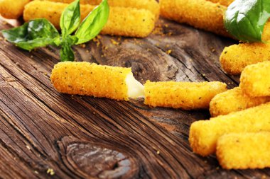 Lezzetli yemek için mozzarella peynirli çubuklar.