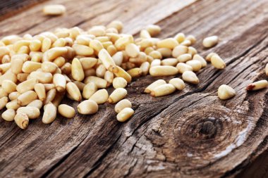 Klasik arka planda taze çam fıstığı. Kabuksuz sağlıklı vejetaryen yemekleri.