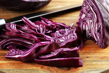 Doğranmış taze kırmızı lahana. Mor lahana salatası ya da lahana salatası pişirmek için dilimlenmiş sebze hazırlayın. Ev yapımı taze yiyecek konsepti.
