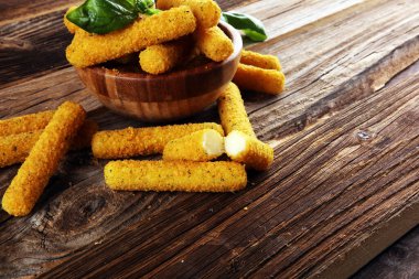 Lezzetli yemek için mozzarella peynirli çubuklar.