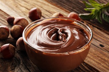 Ev yapımı fındık kabın içine yayılmış. Fındıklı fındık kreması..