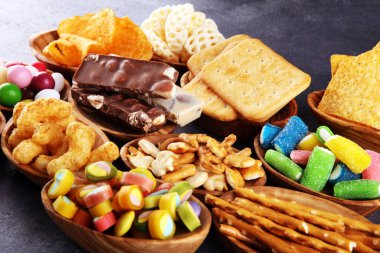 Tuzlu atıştırmalıklar. Simitler, cipsler, tahta kaselerde krakerler. Sağlıksız ürünler. Yemek vücut, deri, kalp ve dişler için kötüdür. Fast karbonhidrat besin çeşitleri. 