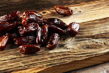 Çiğ Organik Medjool Yemeye Hazır Tarihler. Arka planda sağlıklı vejetaryen yemekleri