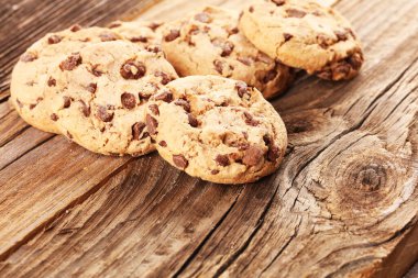 Tahta masada çikolatalı kurabiyeler. Tahtaya atılmış çikolatalı kurabiyeler.