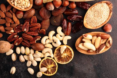 Kurutulmuş meyve ve çeşitli organik fındıklı kompozisyon..