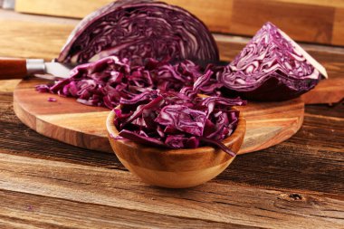 Doğranmış taze kırmızı lahana. Mor lahana salatası ya da lahana salatası pişirmek için dilimlenmiş sebze hazırlayın. Ev yapımı taze yiyecek konsepti.