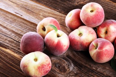 Masada olgun şeftali grubu. Taze şeftali kavramı