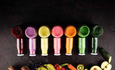 Sebzelerden, yeşilliklerden, meyvelerden ve meyvelerden gelen çok renkli meyve suları, sağlıklı besin kaynakları. Detoks ve diyet, temiz yemek, sağlıklı yaşam tarzı konsepti