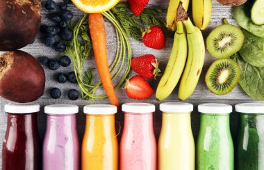 Sebzelerden, yeşilliklerden, meyvelerden ve meyvelerden gelen çok renkli meyve suları, sağlıklı besin kaynakları. Detoks ve diyet, temiz yemek, sağlıklı yaşam tarzı konsepti