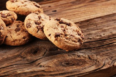Tahta masada çikolatalı kurabiyeler. Tahtaya atılmış çikolatalı kurabiyeler.