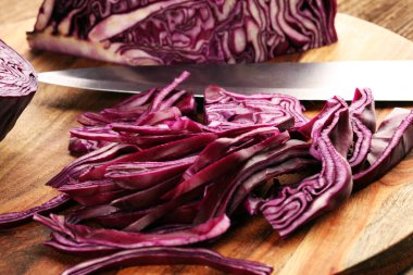 Doğranmış taze kırmızı lahana. Mor lahana salatası ya da lahana salatası pişirmek için dilimlenmiş sebze hazırlayın. Ev yapımı taze yiyecek konsepti.