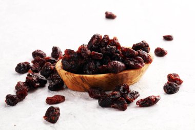 Masada kurumuş kızılcık yığını var. Kuru Meyve Yemeği