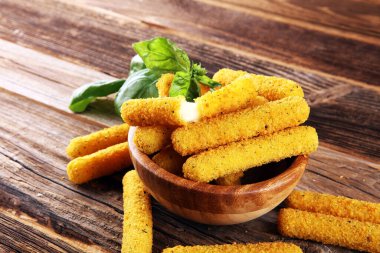 Lezzetli yemek için mozzarella peynirli çubuklar.