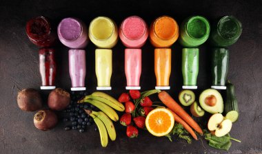 Sebzelerden, yeşilliklerden, meyvelerden ve meyvelerden gelen çok renkli meyve suları, sağlıklı besin kaynakları. Detoks ve diyet, temiz yemek, sağlıklı yaşam tarzı konsepti
