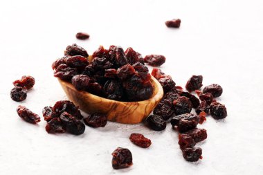 Masada kurumuş kızılcık yığını var. Kuru Meyve Yemeği