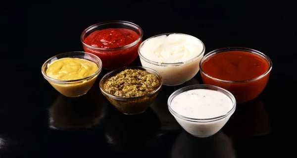 Assortimento Salse Set Varie Salse Ciotole Con Ketchup Maionese Pesto — Foto Stock