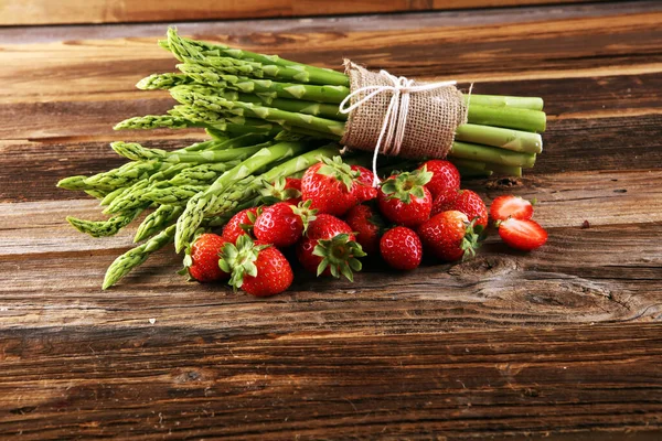 Espárragos Frescos Verdes Con Montón Fresas Saludables — Foto de Stock