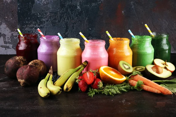 果物や果実 健康的な食品の背景からの多色のスムージーやジュース デトックスと食事 きれいな食事 健康的なライフスタイルの概念 — ストック写真