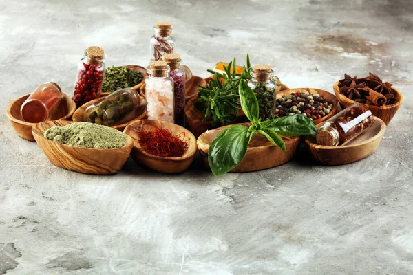 Baharatlar Bitkiler Masada Kırmızı Biber Körili Yemek Mutfak Malzemeleri — Stok fotoğraf