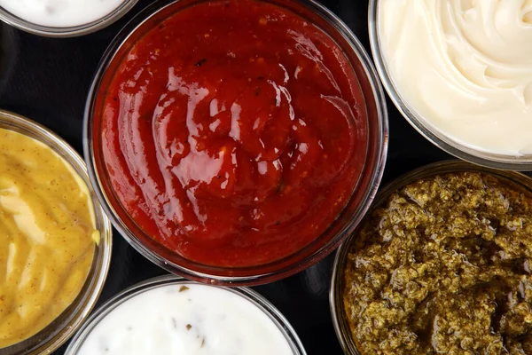 Sortimento Molhos Conjunto Vários Molhos Taças Com Ketchup Maionese Pesto — Fotografia de Stock