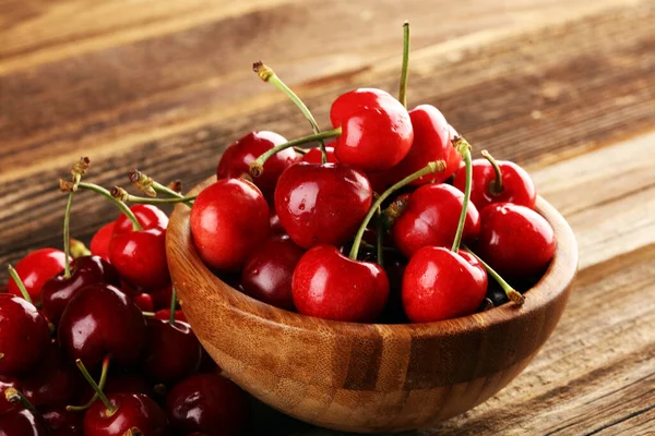 Cseresznyés Kosár Édes Cseresznyés Háttér Cseresznye Levéllel Rusztikus Asztalon — Stock Fotó