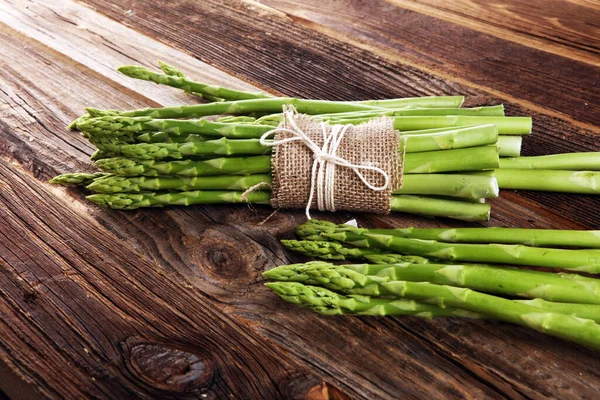 Grămadă Sparanghel Verde Proaspăt Masă Lemn Sparanghel Organic — Fotografie, imagine de stoc