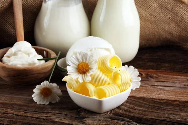 牛乳製品だ 上のテーブルの上においしい健康的な乳製品 モッツァレラのボウル カッテージチーズボウル バター渦巻とガラス瓶 — ストック写真