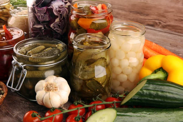 Conserva Verduras Frascos Vidrio Pepino Escabeche Zanahoria Col Fermentada Cebollas —  Fotos de Stock