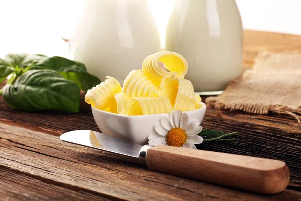 奶油旋涡 人造奶油或蔓延 脂肪天然乳制品 烹调和进食的高热量食物 — 图库照片
