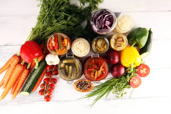 Bewaart Groenten Glazen Potten Gepekelde Komkommer Wortel Gefermenteerde Kool Uien — Stockfoto