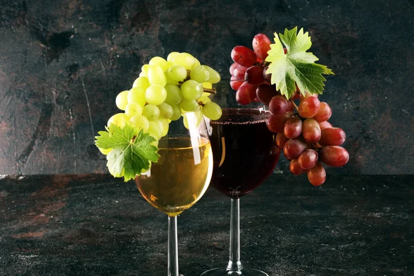 Copo Vinho Tinto Vinho Branco Com Uvas Fundo Rústico — Fotografia de Stock