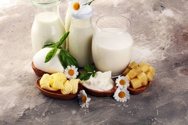 牛乳製品だ 上のテーブルの上においしい健康的な乳製品 モッツァレラのボウル カッテージチーズボウル バター渦巻とガラス瓶 — ストック写真