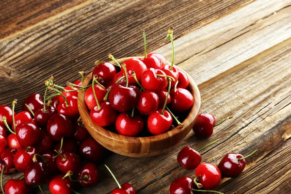 Panier Cerises Doux Fond Cerise Cerise Avec Feuille Sur Table — Photo