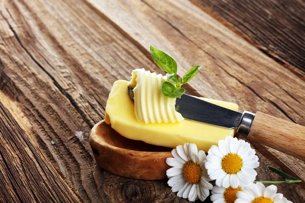 バターが渦巻く マーガリンやスプレッド脂肪性天然乳製品です 乳製品を調理し 食べるための高カロリー食品 — ストック写真