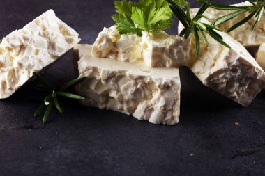 Kırsal bir masada otlu Yunan peyniri.