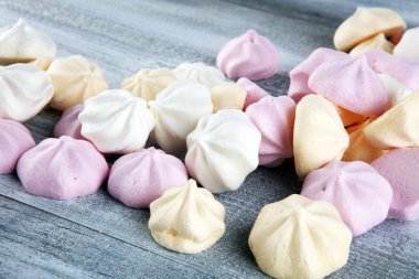 Kremalı pasta. Çıtır beyaz ve pembe kremalı pasta. Şekerli tatlı aşkı kavramı