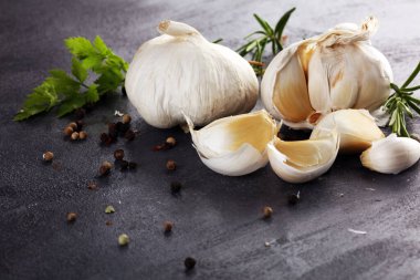 Beyaz organik sarımsak ve sarımsak.